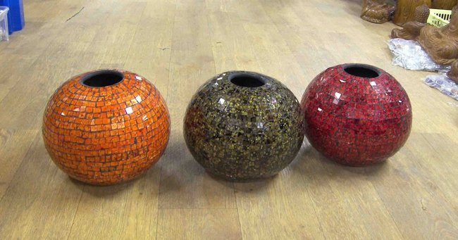 petit vase en terre cuite et mosa&iuml;que de verre