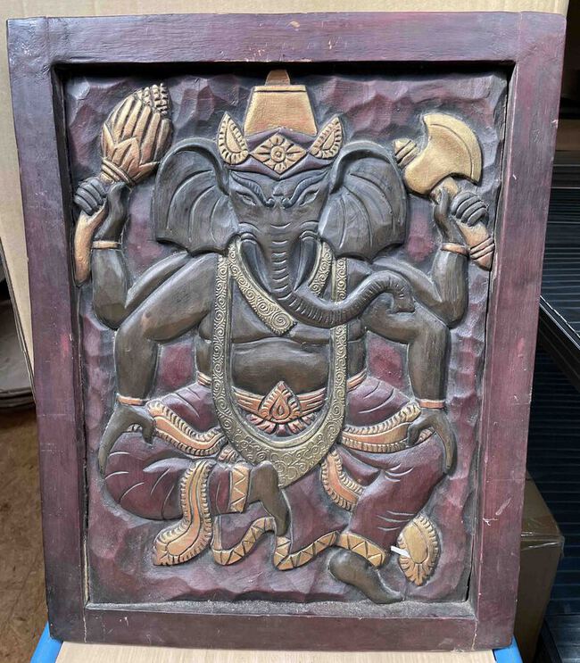 Cadre sculpt&eacute; de Ganesh en bois peint
