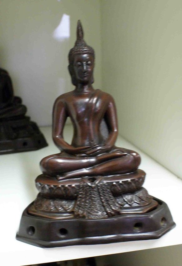 Bouddha br&ucirc;le encens en r&eacute;sine