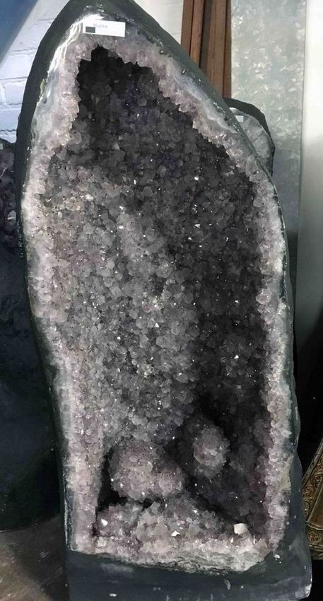 Grande g&eacute;ode d'am&eacute;thyste brut du Br&eacute;sil pour lithoth&eacute;rapie et &eacute;sot&eacute;risme