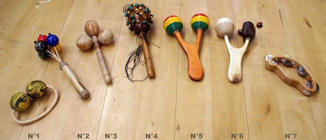 maracas ou maracasse et tambourin cymbales en bois