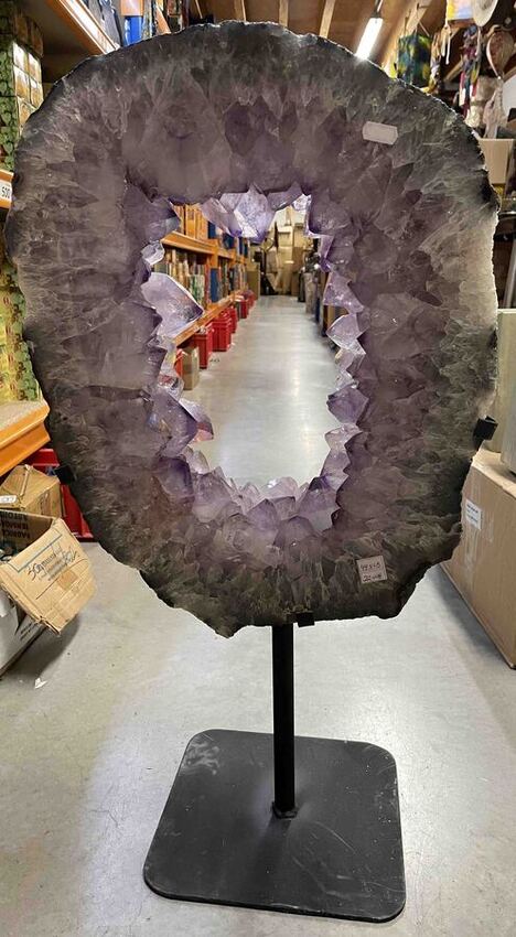 Tranche de g&eacute;ode d'am&eacute;thyste brut du Br&eacute;sil sur pied