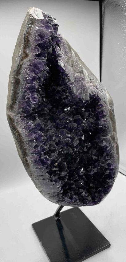 G&eacute;ode d'am&eacute;thyste brut sur socle m&eacute;tal du Br&eacute;sil