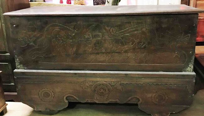 Grand coffre ou malle de rangement en bois sculpt&eacute; sur roulette