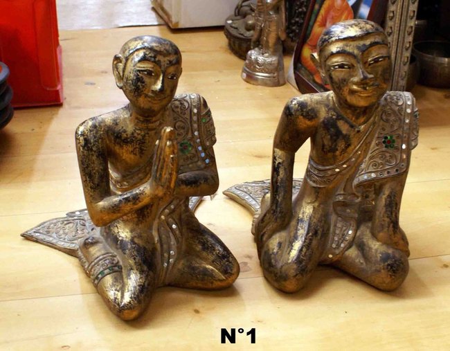 duo de moine en pri&egrave;re - statue de moine en bois