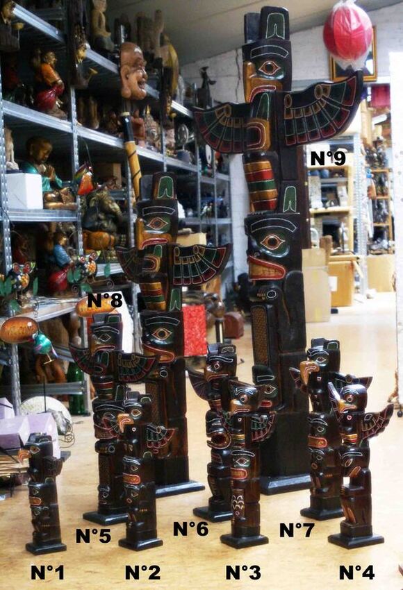 Grand totem des Indiens d'Am&eacute;rique du nord en bois peint