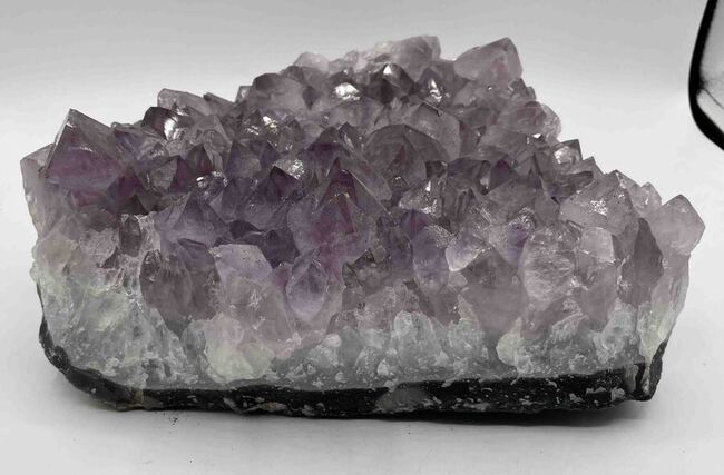 G&eacute;ode plate en am&eacute;thyste du Br&eacute;sil