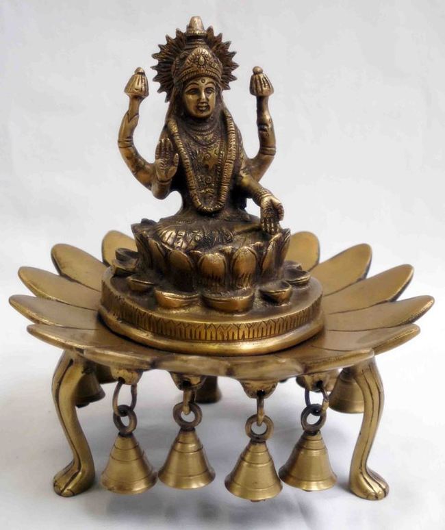 Grande statue de la d&eacute;esse laxmi ou Lakshmi en bronze assise sur une fleur de lotus