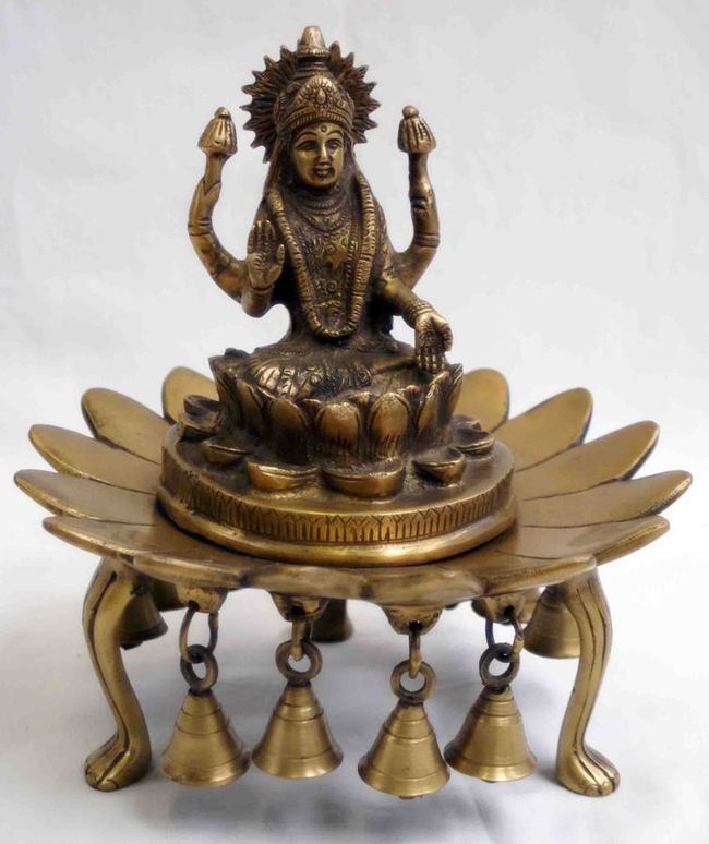 Grande statue de la déesse laxmi ou Lakshmi en bronze assise sur une fleur de lotus