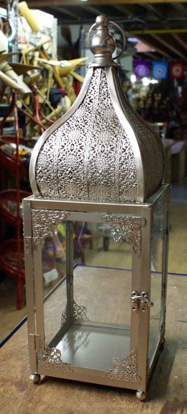 grande lampe &agrave; suspendre en fer cisel&eacute;