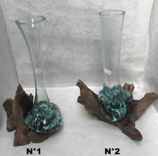 Grand porte plante en verre moul&eacute; sur une racine de teck