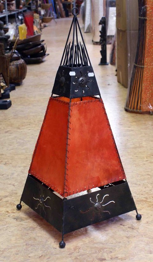 grande lampe pyramide en fer et toile