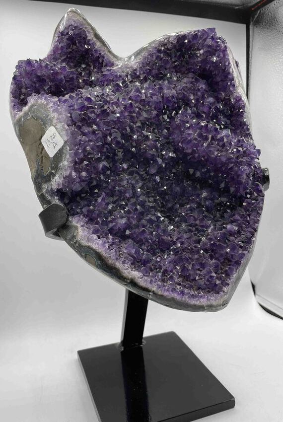 G&eacute;ode d'am&eacute;thyste brut sur socle m&eacute;tal