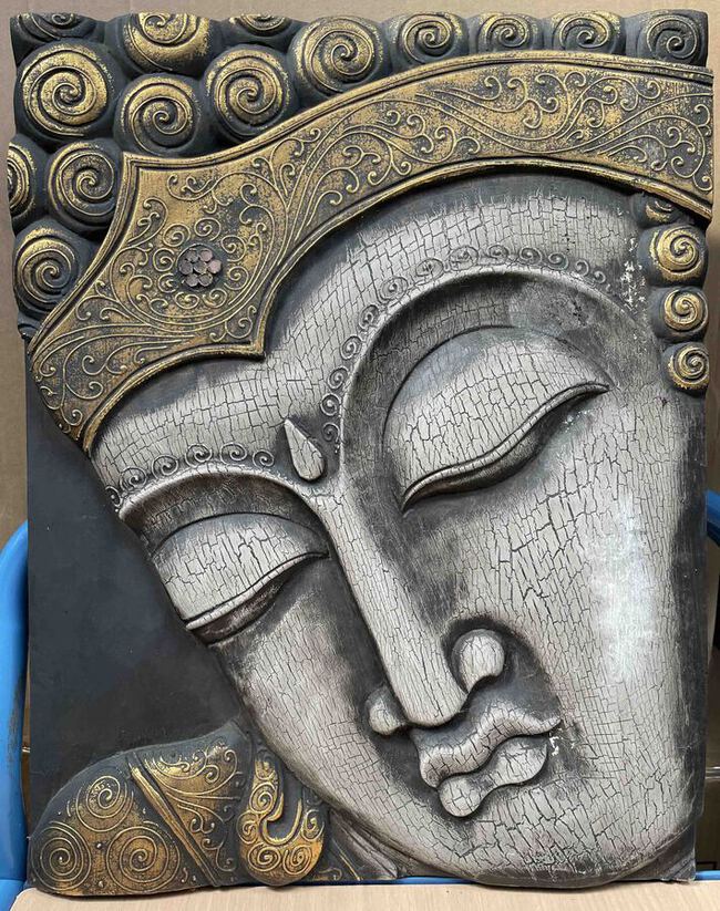 Cadre en bois sculpté et peint d'une tête de Bouddha