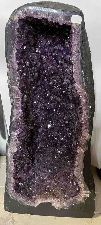 Grande g&eacute;ode creuse d'am&eacute;thyste brute