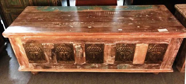 Coffre ou malle de rangement en bois d&eacute;cor&eacute; de bouddha en laiton