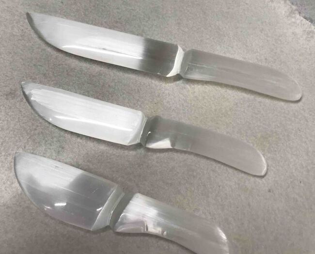 Couteau en pierre de s&eacute;l&eacute;nite pour rituel