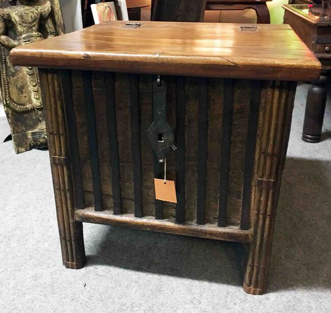 Petit coffre ou malle de rangement en bois ancien