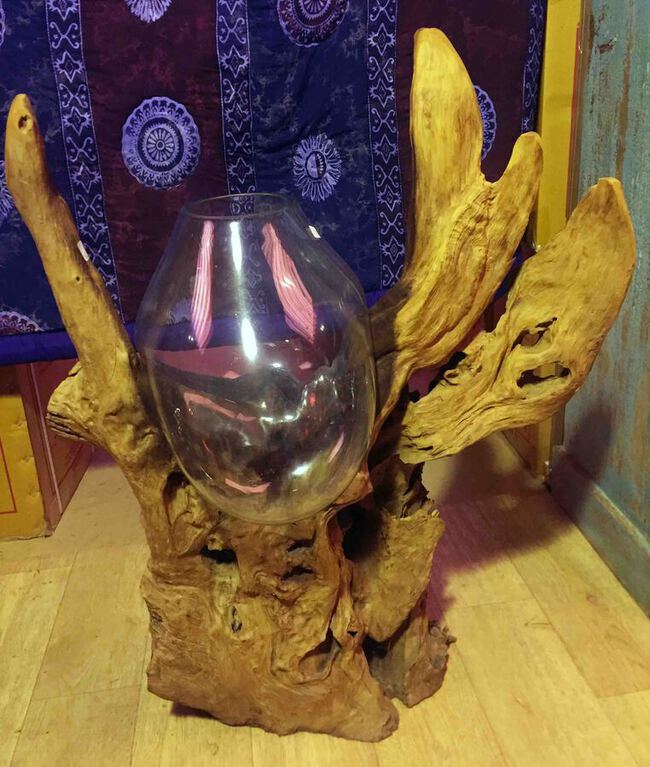 Grande porte plante en verre moul&eacute; sur racine de teck