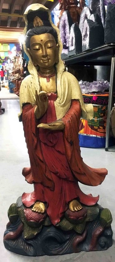 statue de Kwan Yin en bois peint