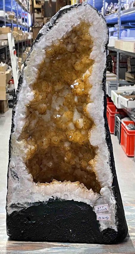 Grande g&eacute;ode de citrine brut creuse du Br&eacute;sil