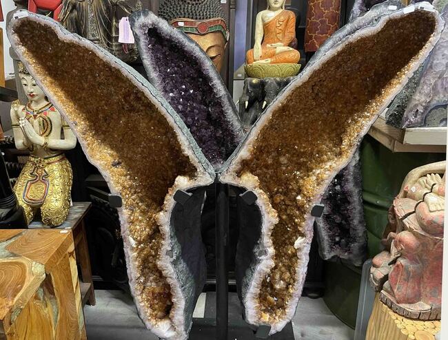 Tr&egrave;s grande g&eacute;ode papillon en citrine brut du Br&eacute;sil