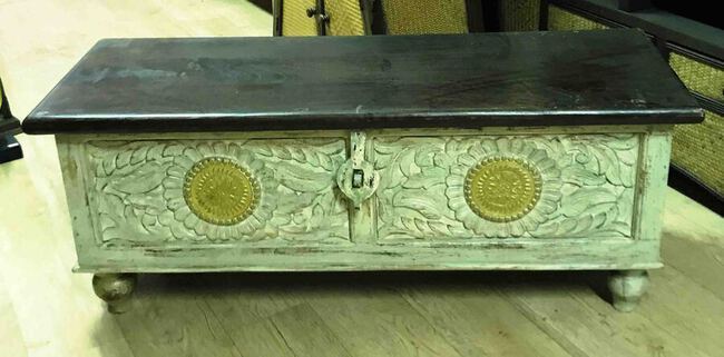 Petit coffre ou malle de rangement en bois