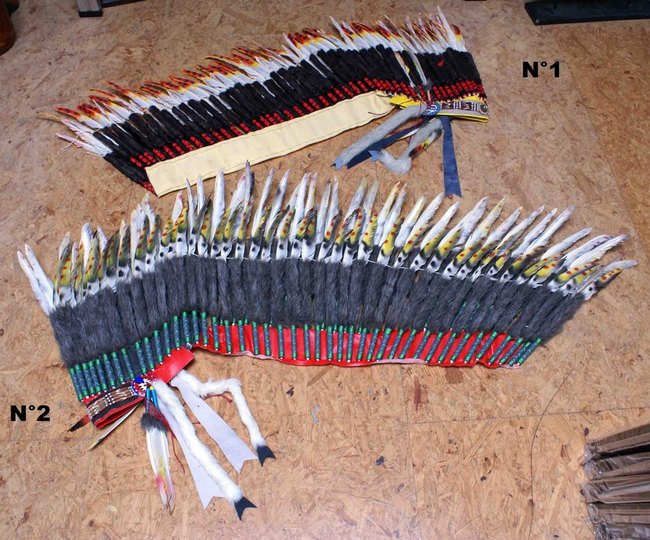 coiffe indienne des Indien d'Amérique du nord. coiffe de chef ou de guerrier indien en plume veritable. accessoire de deguisement indien, tenue indienne, costume indien