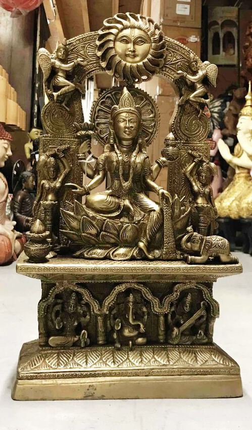 Statue de la d&eacute;esse Laxmi en bronze moul&eacute;