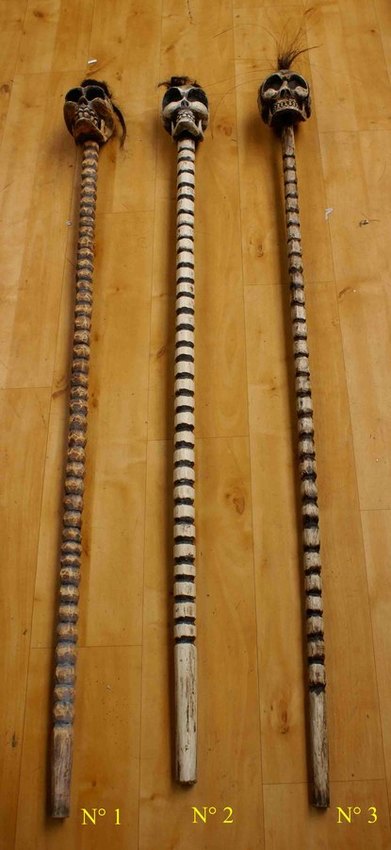 grand b&acirc;ton t&ecirc;te de mort en bois