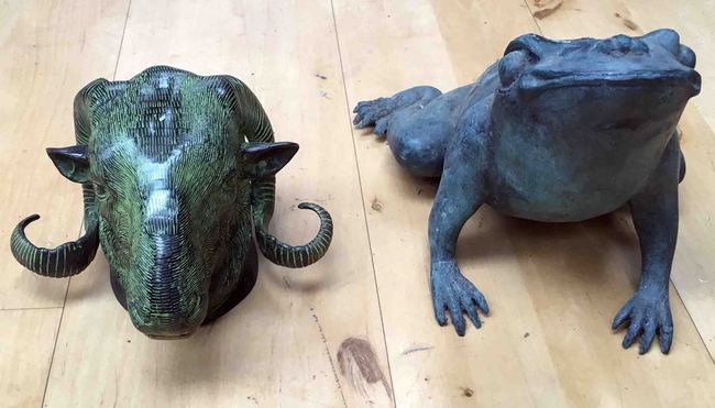 Statue d'une t&ecirc;te de b&eacute;lier ou de grenouille en bronze moul&eacute;