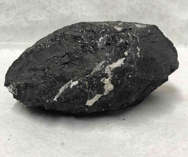 Grosse tourmaline noire brut vendue au poids