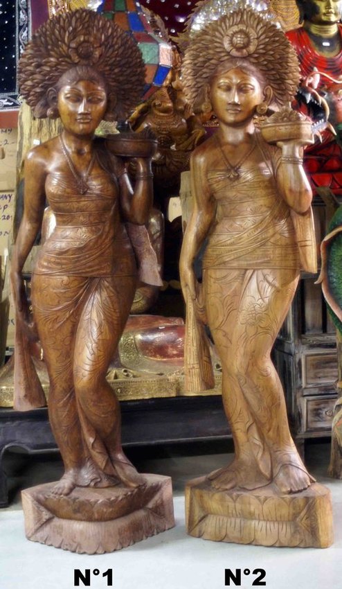grande statue de femme en bois debout