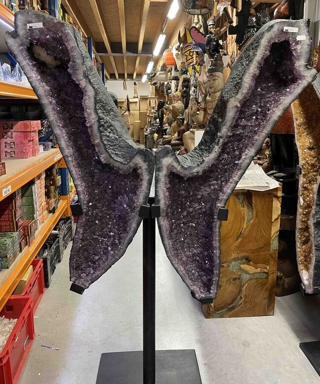 Tr&egrave;s grande g&eacute;ode papillon en am&eacute;thyste brut du Br&eacute;sil