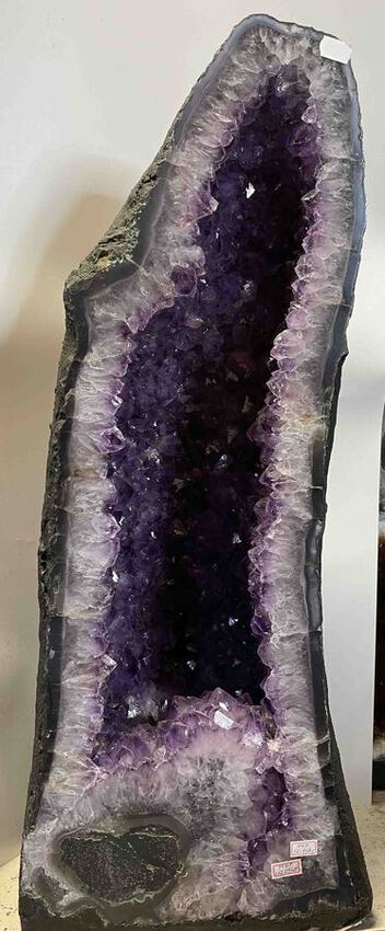 Grande g&eacute;ode creuse d'am&eacute;thyste brut du Br&eacute;sil