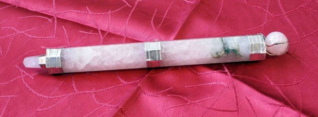 sceptre en quartz rose, baton de soins, baton d'energie. pierre et mineraux