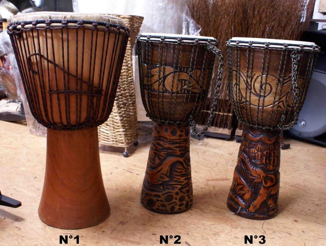 grand djemb&eacute; en bois et peau de ch&egrave;vre