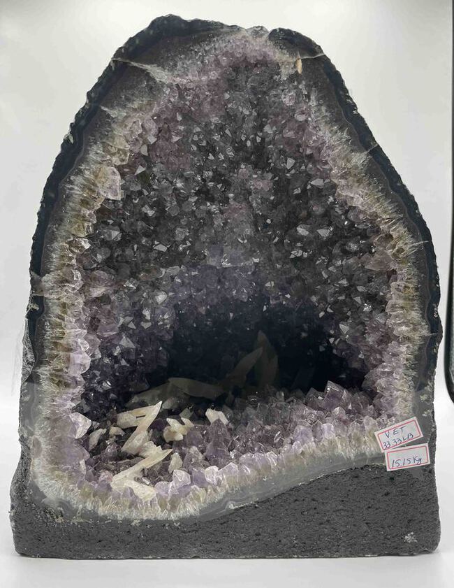 G&eacute;ode d'am&eacute;thyste avec pointe de calcite