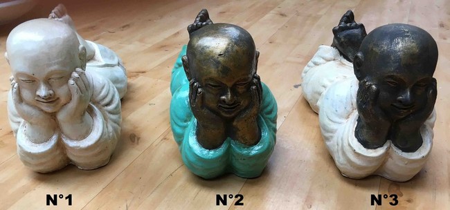 Statue de l'enfant Bouddha allongé en poly-résine peint