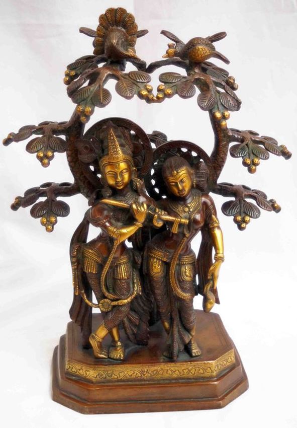 Grande statue de Krishna et Rukmini en bronze sous un arbre avec des paons