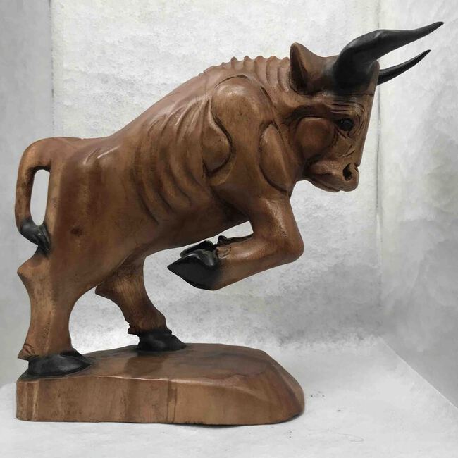 Grande statue de taureau en bois