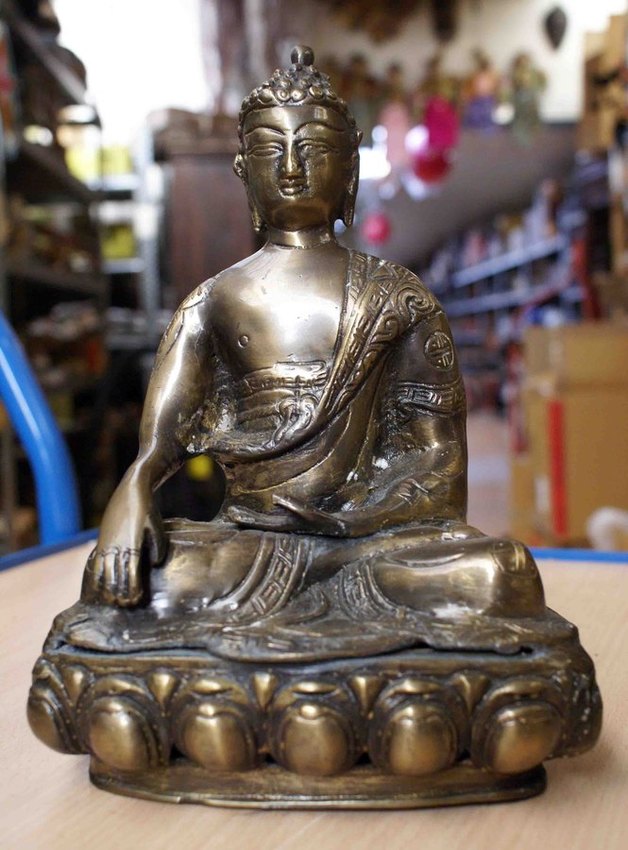 grande statue de Bouddha assis en bronze