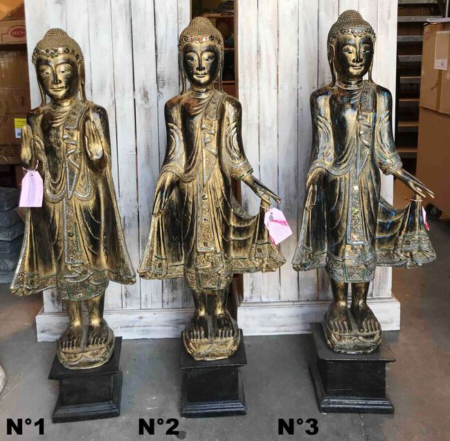 Petite statue de Bouddha debout en bois peint et dor&eacute;