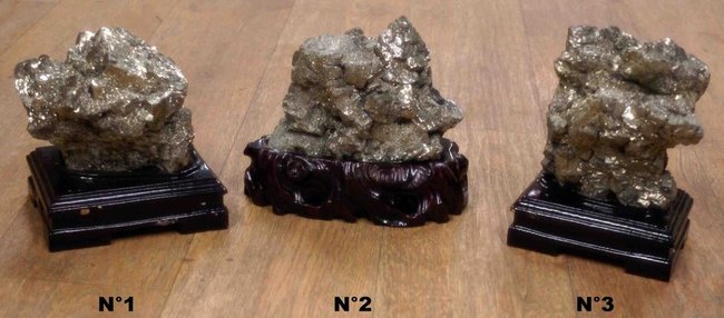 grande pierre de pyrite de fer sur socle