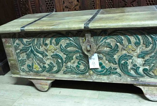 Petit coffre ou malle de rangement en bois sculpt&eacute;