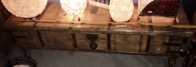 Grand coffre ou malle de rangement en bois