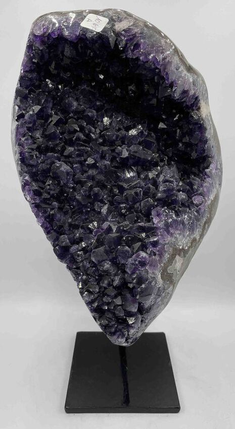 G&eacute;ode d'am&eacute;thyste brut sur socle m&eacute;tal du Br&eacute;sil