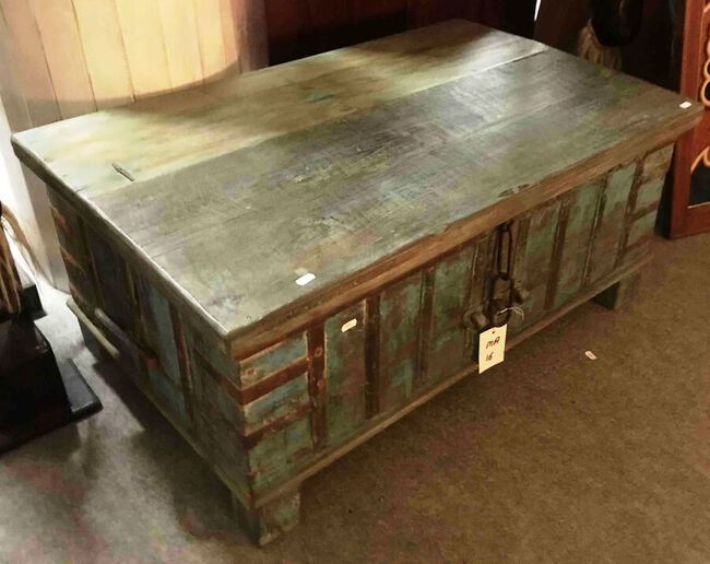 Grand coffre ancien ou malle de rangement en bois