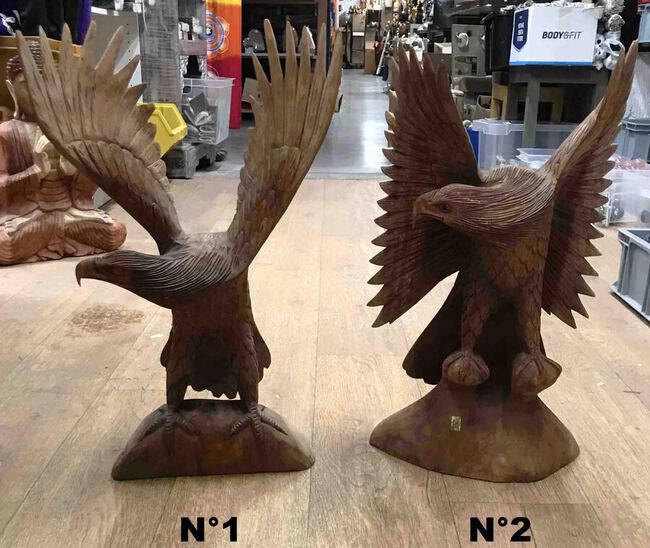 Grande statue d'aigle aux ailes déployées en bois finement sculpté