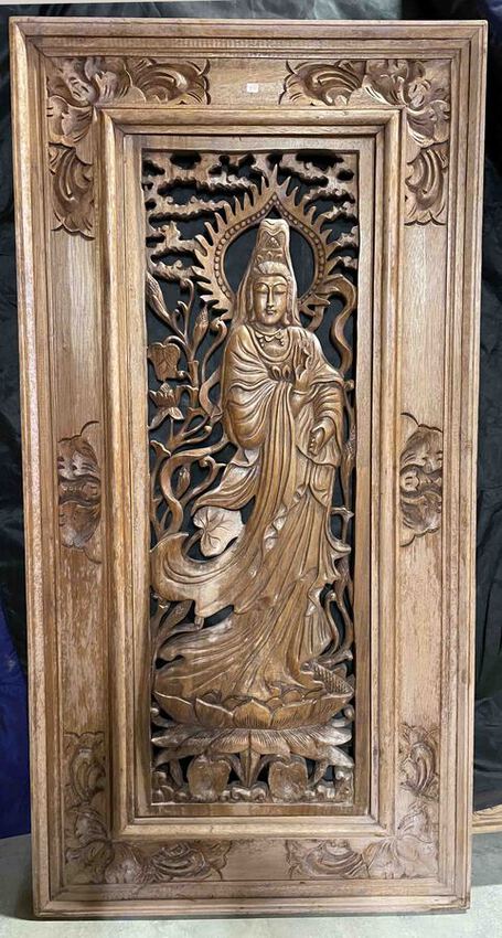 Grand cadre en bois sculpté de Kwan Yin